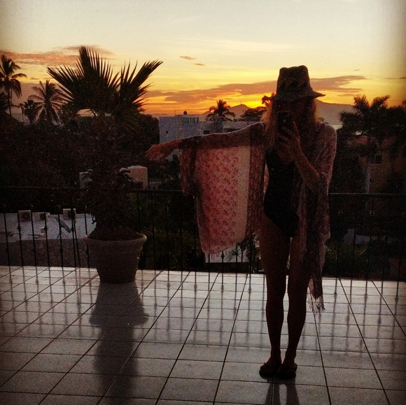 Meet your Posher, Desiree with ThriveOnThreads - Picture 2 of 3